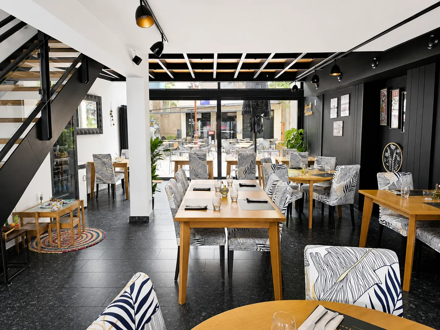 Salle du restaurant Kurkuma — tables partagées
